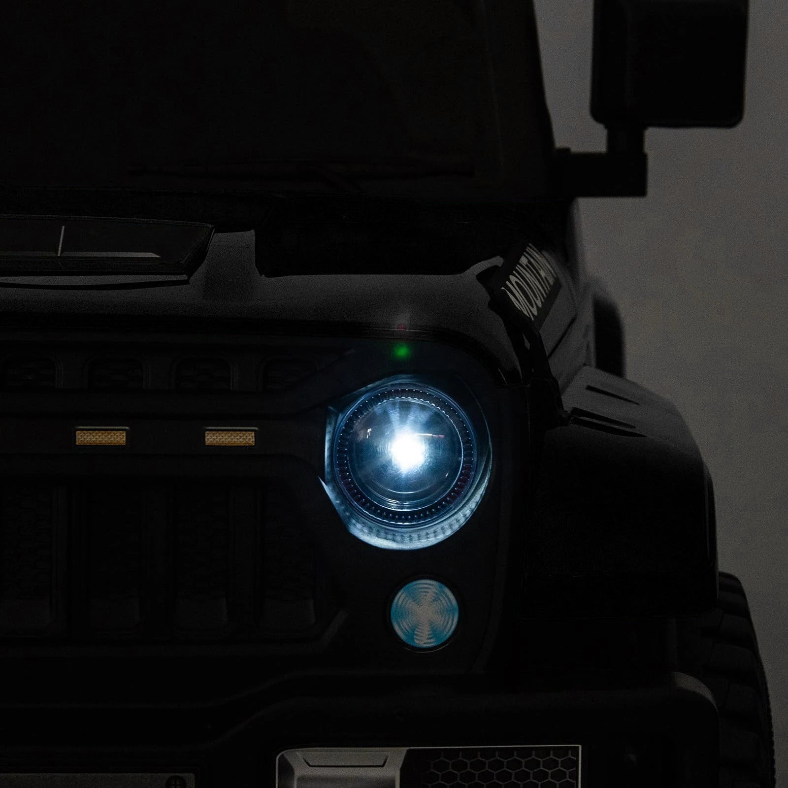 Masinuta Electrica pentru Copii 12V, cu Telecomanda 2.4G, Bluetooth, Muzica, Claxon si Faruri LED – Vehicul Electric pentru Copii 3–8 ani